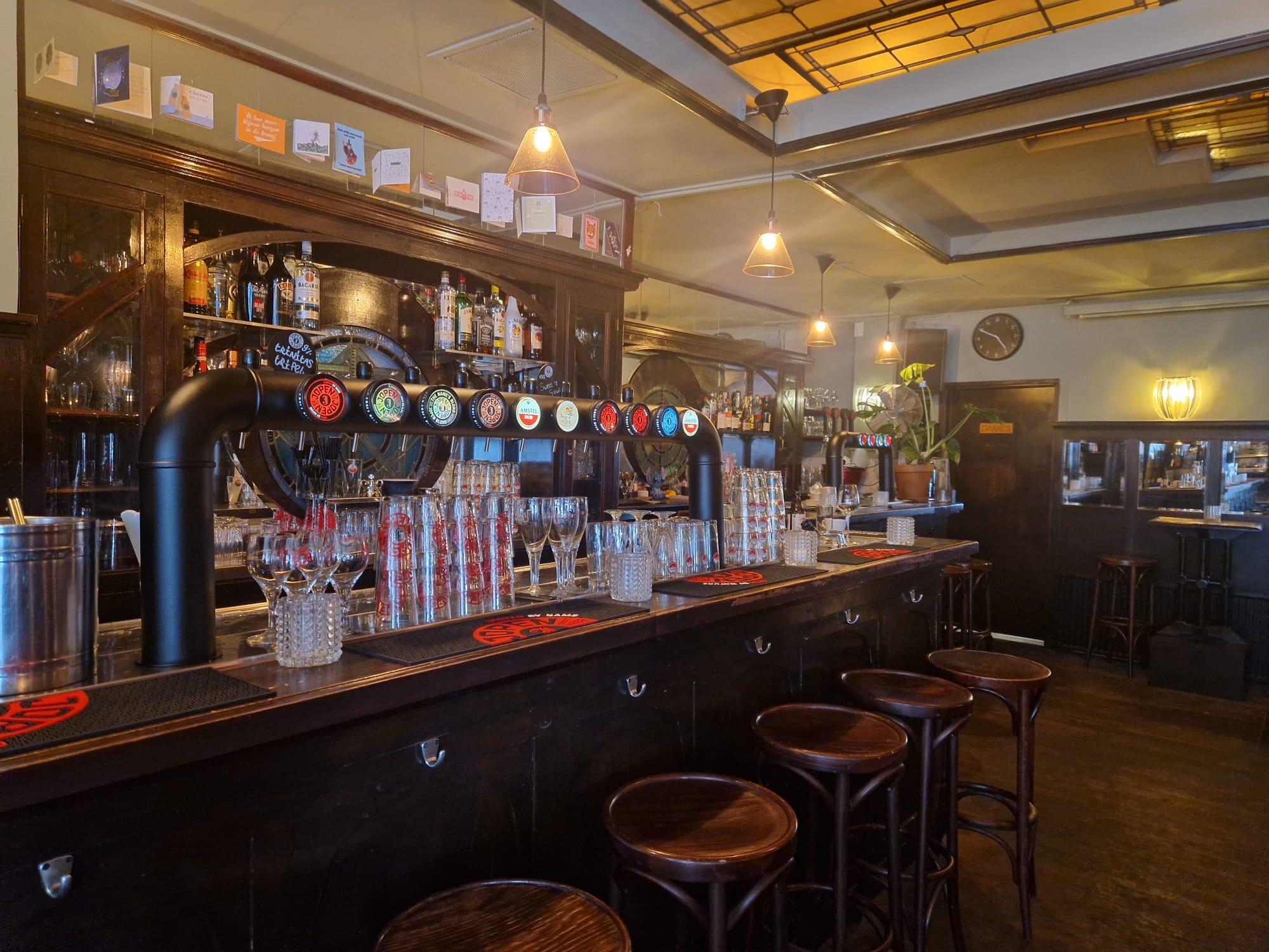 Het interieur en de verlichte bar van Café De Lift
