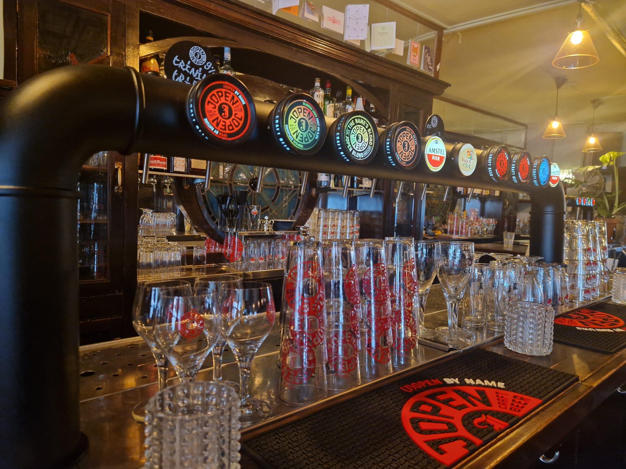 De tapkranen en bierglazen aan de bar van Café De Lift