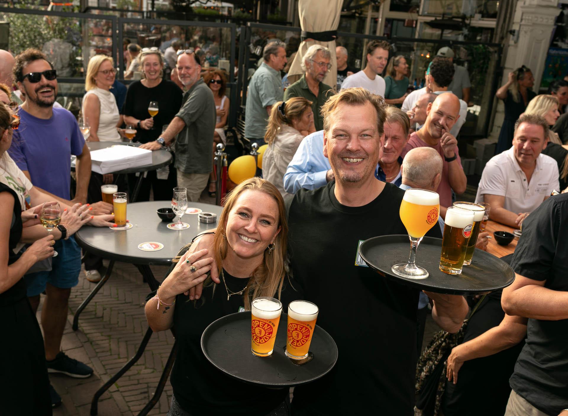 Reinoud en Amy met gasten bij een borrel in Café De Lift