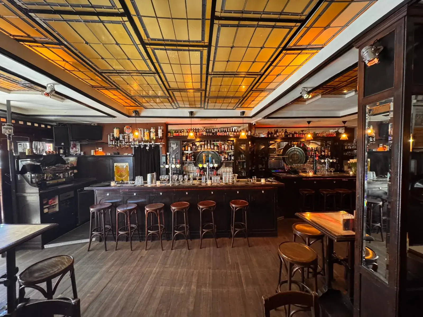 De bar en zitplaatsen van Café De Lift