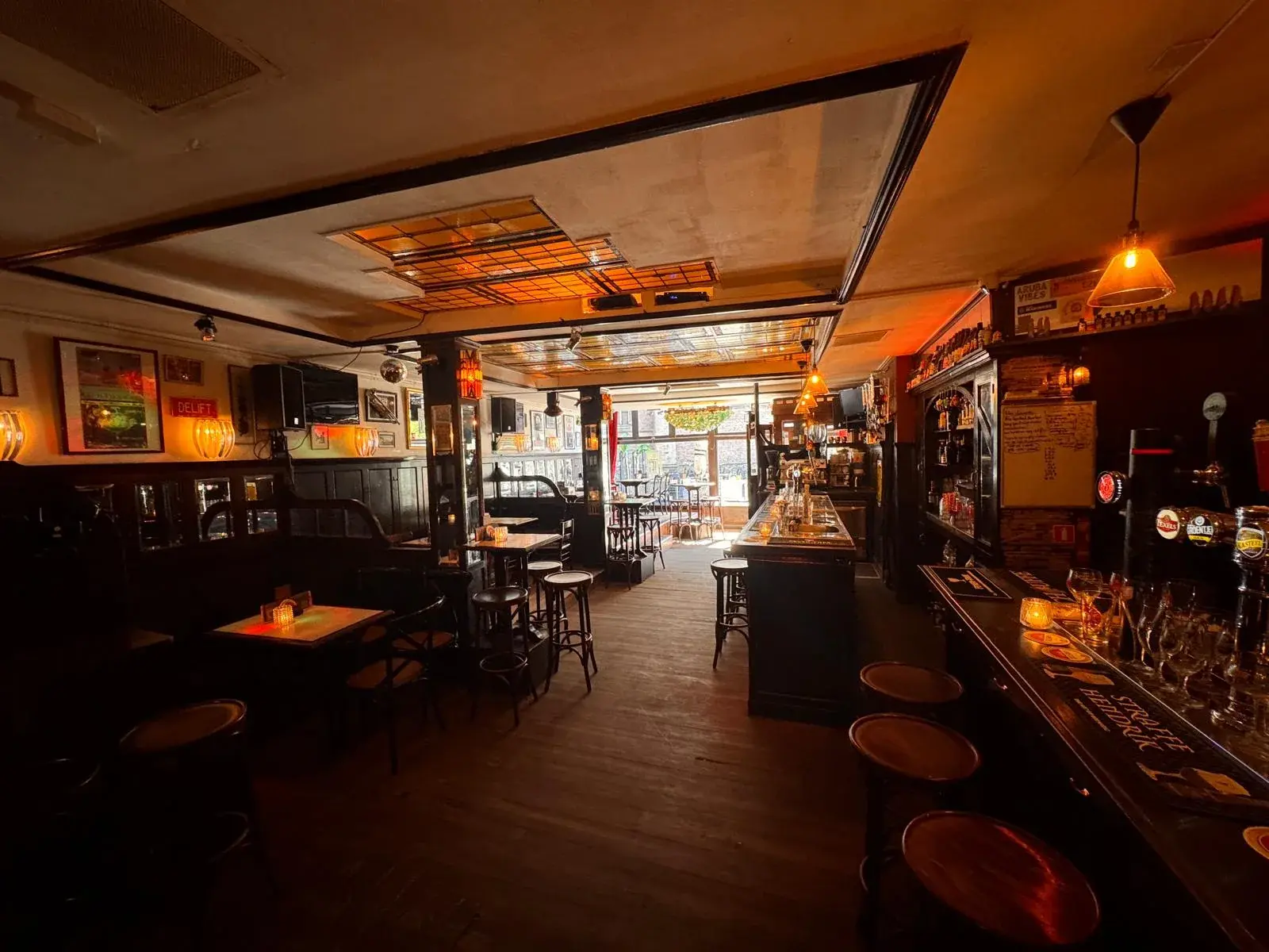 Overzicht van het warme interieur van Café De Lift in Haarlem
